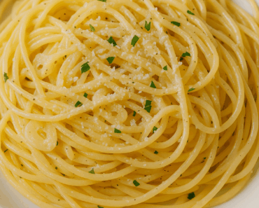 🍝 Recept: 10 perces fokhagymás-parmezános tészta (Minimális alapanyag, maximális íz!)
